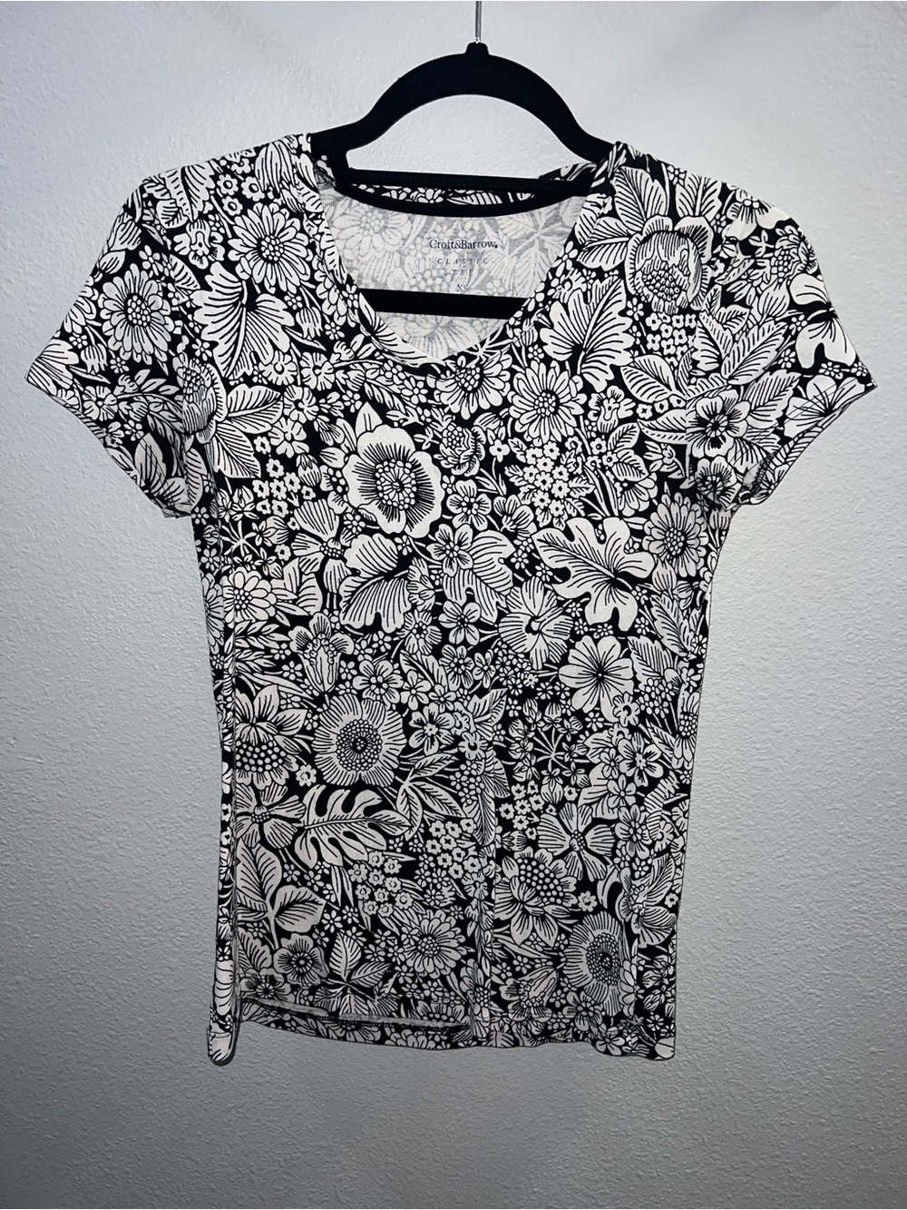 Croft & Barrow Black and White Floral V-Neck Short Sleeve Tee